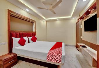 Super OYO Flagship OXY QUEEN PALACE allows 18 year olds to book a room