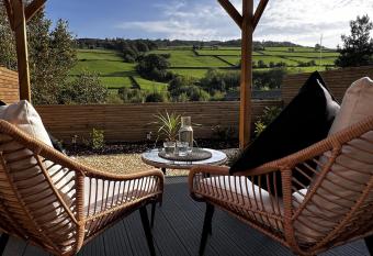 Holmfirth Hideaway has Balcony rooms