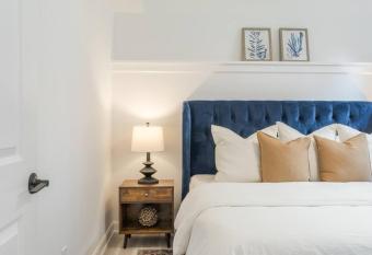 Cozy Haven in Port Hope: Explore, Relax, Recharge has Balcony rooms