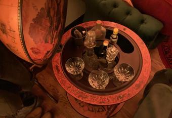 Dr. Yaple's Art Deco House has Balcony rooms