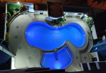 Torres Sobrium 2 habitaciones Sleep 6 has rooms with a private hot tub