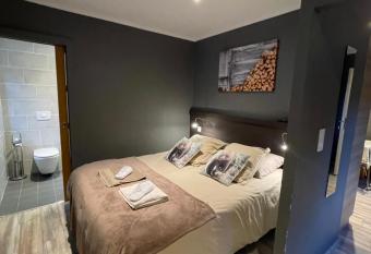 la Montagnette L ours T1 allows 18 year olds to book a room