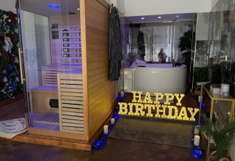 Modernes Loft mit Whirlpool, Sauna & Billardtisch has rooms with a private hot tub