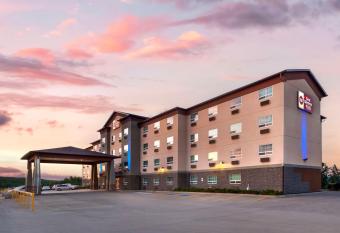 Best Western Plus Peace River Hotel & Suites has rooms with a private hot tub