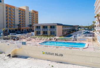 Fantasy Island Resort, Daytona Beach Shores has Balcony rooms