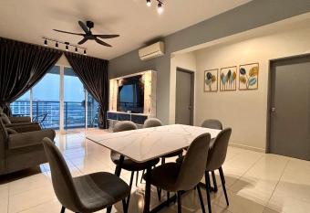 NEW Spacious HAUS 4R 8pax WiF-S Pic-Airport has Balcony rooms