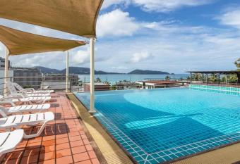 Kalim Baycliff has rooms with a private hot tub