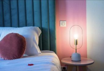 Baln  o & Confort, Tram, Parking allows 18 year olds to book a room