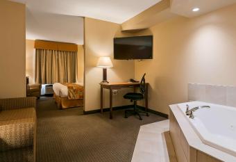 Best Western Plus Service Inn & Suites has rooms with a private hot tub