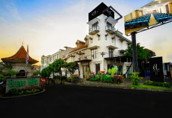 eL Hotel Malang allows 18 year olds to book a room