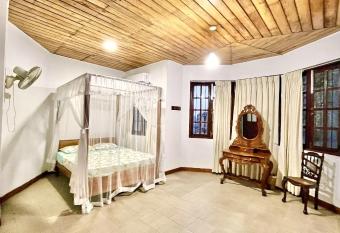 Pearl House has rooms with a private hot tub