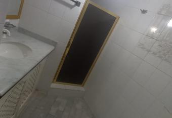 Villa Romana VIP para 6-8pax, ATR  S DEL BABY O, ZONA DE HOTELES 5 ESTRELLAS, CON CLIMA EN PLANTA BAJA has rooms with a private hot tub