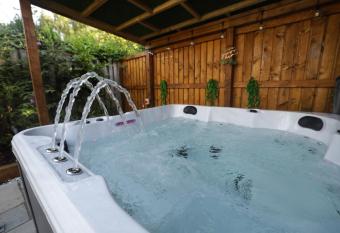 Oasis Retreat Hot Tub Cupar has rooms with a private hot tub