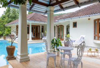 Emerald Leaf - Villa Yucca allows 18 year olds to book a room