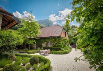 g  te le Magnolia has Balcony rooms