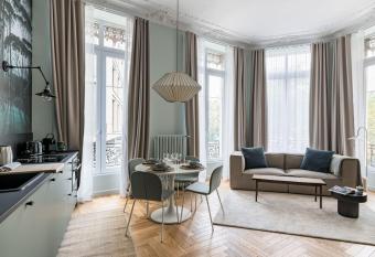 Beige Hospitalit   - Gis  le - Ultralux baln  o - neuf 2 chambres has rooms with a private hot tub