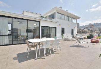 ROOFTOP 42 - Penthouse Duplex allows 18 year olds to book a room