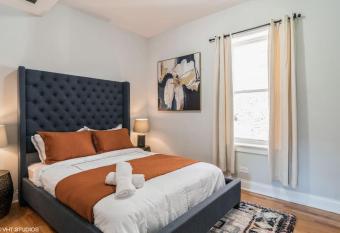 2 Bed l 5 min from Med District l Free Parking allows 18 year olds to book a room