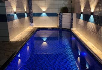 Casa da L   - Praia e Piscina allows 18 year olds to book a room