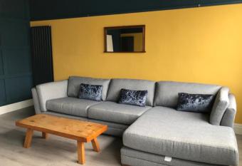 Ninian Park Road has Balcony rooms