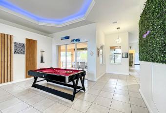 Discover Your Oasis: Tropical Haven in Central PSL has rooms with a private hot tub