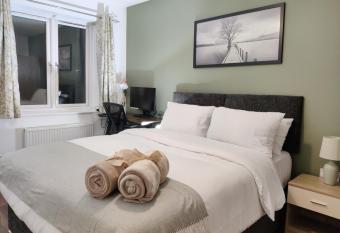 Elegant, Spacious 2bed in Crystal Palace, London allows 18 year olds to book a room