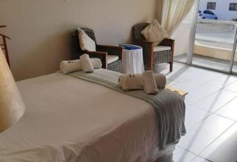 Whale Watchers Inn has rooms with a private hot tub