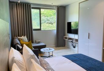 Zimbali Lakes Boulevard Suites 220 allows 18 year olds to book a room