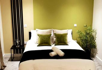 Garden Eleven - Duplex City Centre Apartment has Balcony rooms