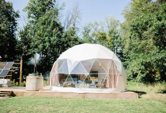 Open Sky Glamping Kawartha Dome has rooms with a private hot tub