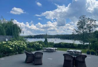 Dom Wiejska 39 a has Balcony rooms