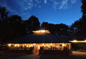 Hotel y Restaurante El P  ramo has rooms with a private hot tub