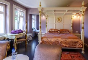 B&B Saint-Georges -Located in the city centre of Bruges- allows 18 year olds to book a room