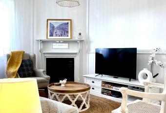 Kodu Cottage Hunter Valley has Balcony rooms