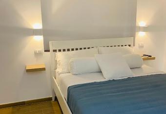 B&B SEL  AV   STABIA allows 18 year olds to book a room