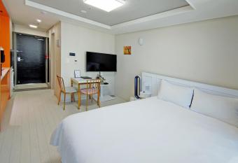 Daegu Dongseongro Star B&B business hotel allows 18 year olds to book a room