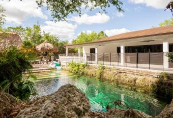 The Lake House Mia - Natural Pool - 14 22 people allows 18 year olds to book a room