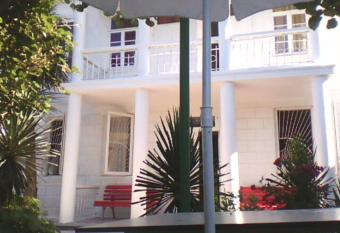 White Guest House has Smoking rooms