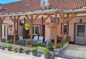 Pikol   Vend  gl     s Vend  gh  z has Balcony rooms