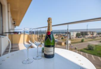 Summerland Happy Blue Apartments has Smoking/Balcony rooms