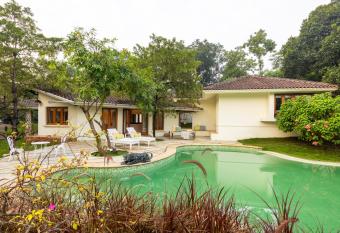 Emerald Leaf - Villa Limon allows 18 year olds to book a room