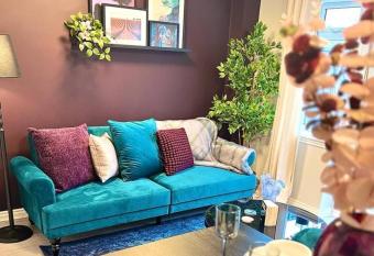 Damson Drive- Boutique Home has Balcony rooms