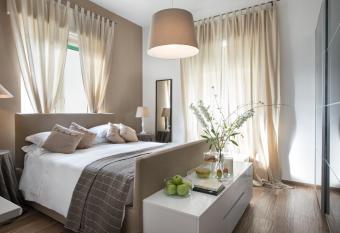 La Maison des Tout le Monde allows 18 year olds to book a room