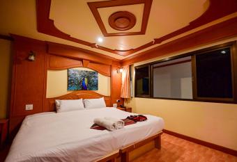 Tiger Complex Hotel has rooms with a private hot tub