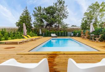 Chal   do Vale - Black and White has Balcony rooms