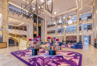 Glee Nairobi has rooms with a private hot tub