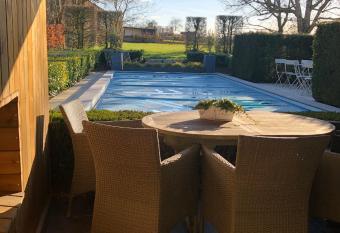 Hoeve de Sterappel has rooms with a private hot tub