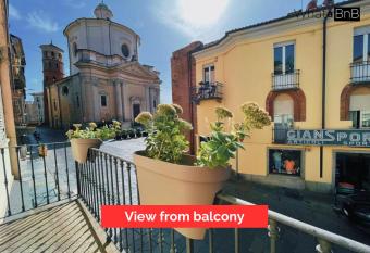 Elegante dimora nel cuore di Asti - Corso Alfieri has Balcony rooms