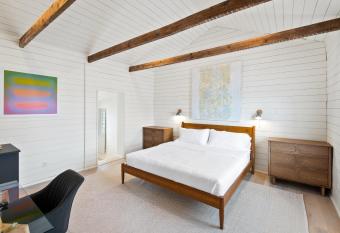 Boutique Room steps from Downtown Mall Rose Jean Room 3 has Balcony rooms