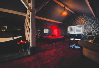 Love-Room Chic&Glam  allows 18 year olds to book a room